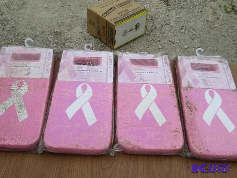 lot 151 image: Lot of 4 kneeling pads, garden for the cause ...