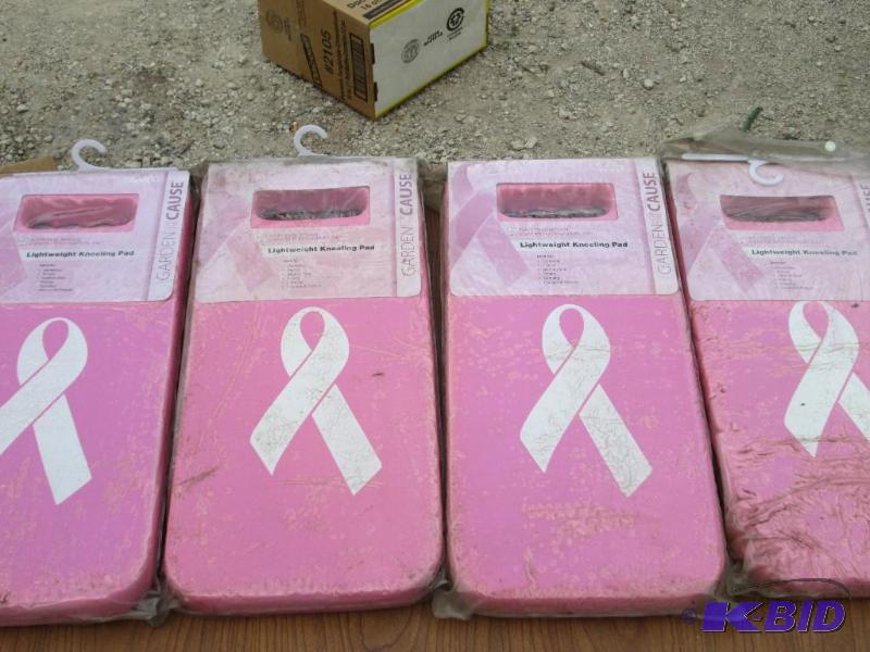 lot 152 image: Lot of 4 kneeling pads, garden for the cause ...