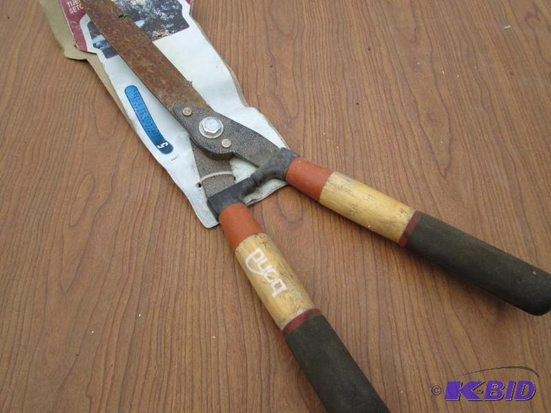 lot 162 image: Bond brand hedge shear...