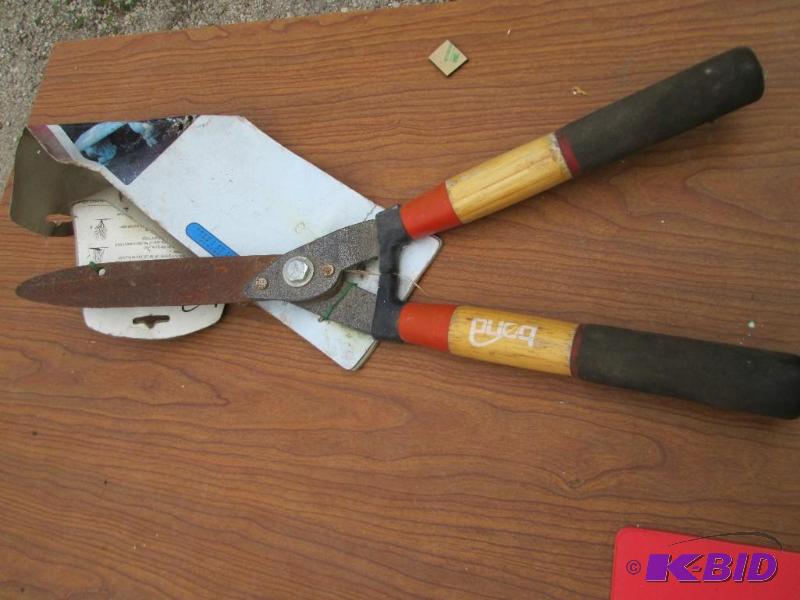 lot 163 image: Bond brand hedge shear...