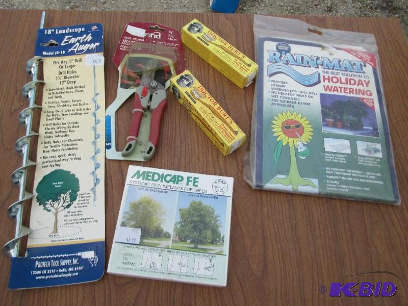 lot 210 image: Lot of assorted garden tools, rain mat for ti...