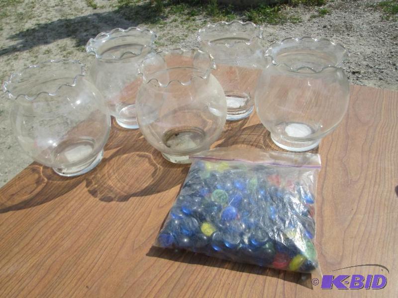 lot 263 image: Lot of 5 glass bowls for a small fish, flower...