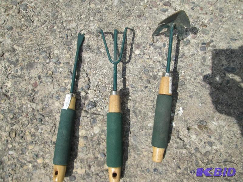 lot 268 image: Lot of 3 hand garden tools, nice foam grip ha...