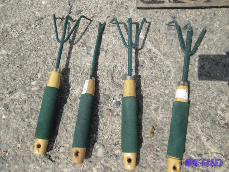 lot 270 image: Lot of 4 hand garden tools, nice foam grip ha...