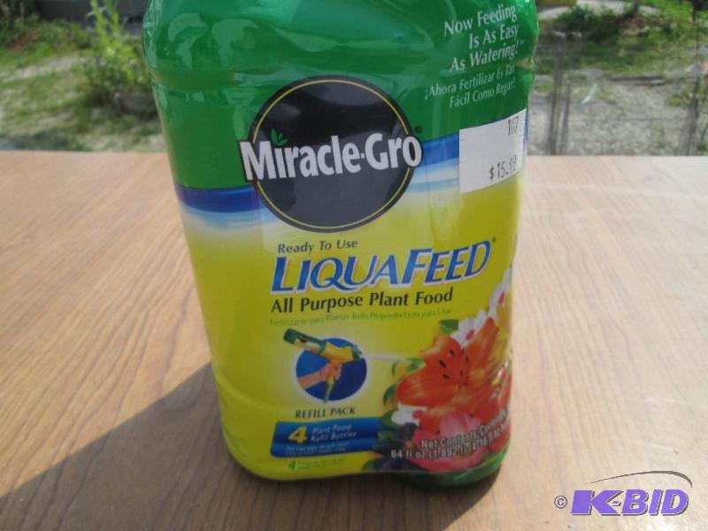 lot 28 image: 4 bottles of liqua feed Miracle Grow plant fo...