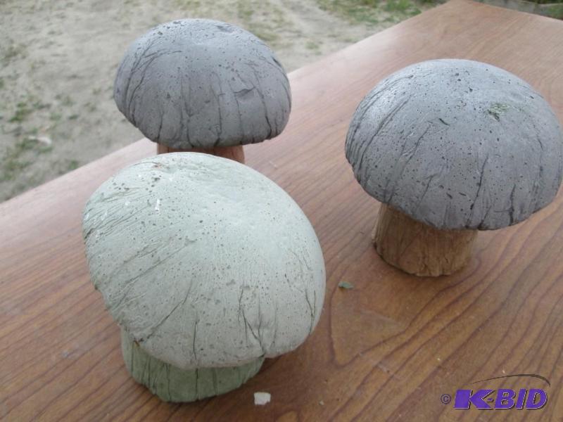 lot 285 image: Lot of cement mushroom dcor...