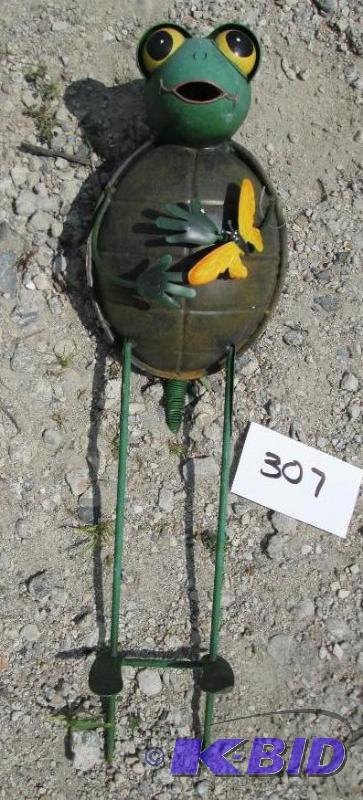 lot 307 image: Metal craft frog dcor...