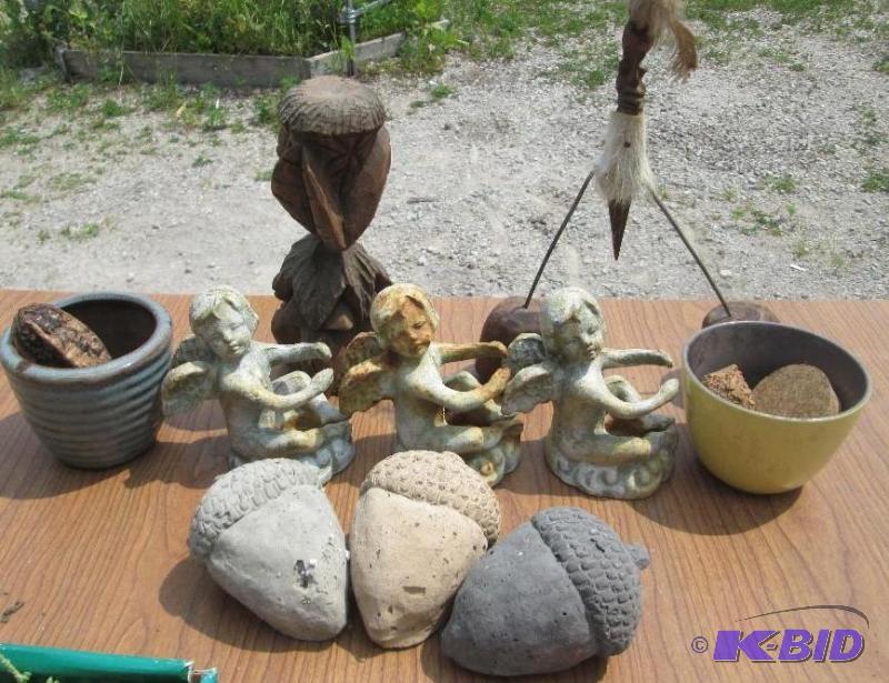 lot 47 image: Lot of assorted garden dcor, figures, pot, ho...