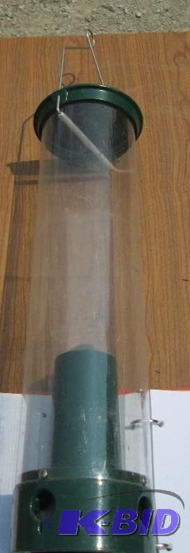 lot 54 image: Droll Yankees bid feeder, metal ends, plastic...