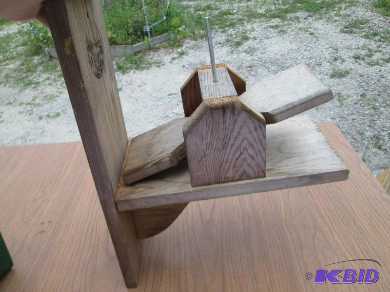 lot 78 image: Wildwood farms, wood corn cob feeder with tee...