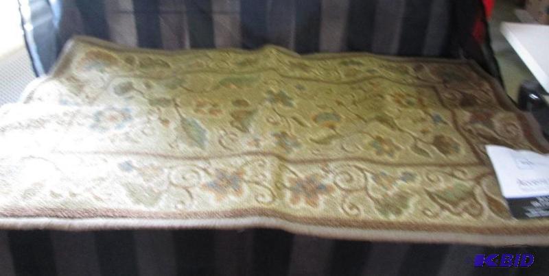 accent rug 18&quot by 30&quot...