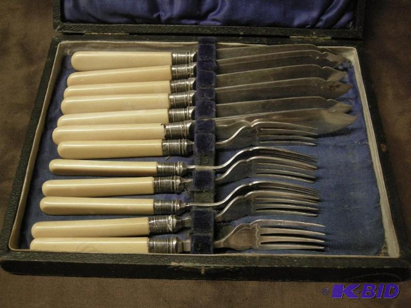 lot 141 image: Antique G.B.&Co Sheffield 12pc knife & fork set in original case