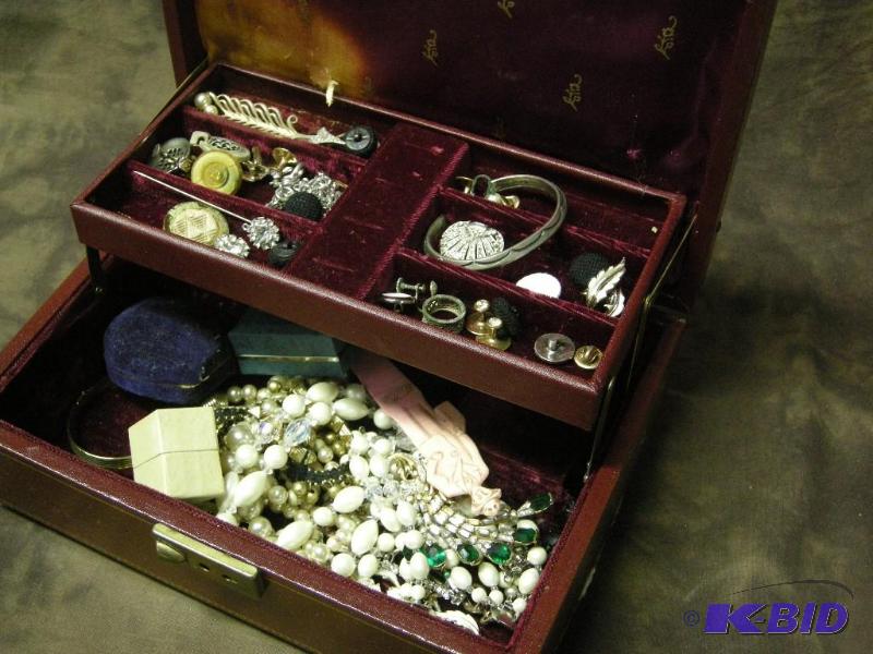lot 142 image: Jewelry box with contents