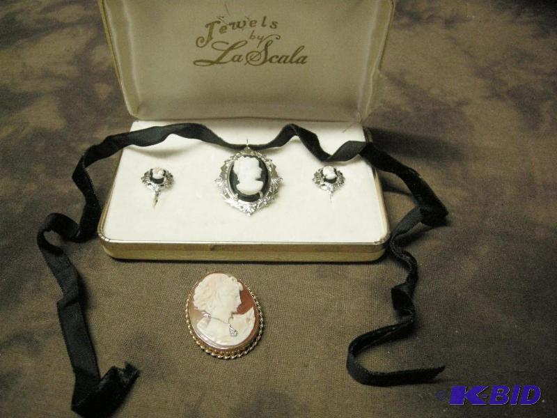 lot 144 image: La Scala jewelry box with contents