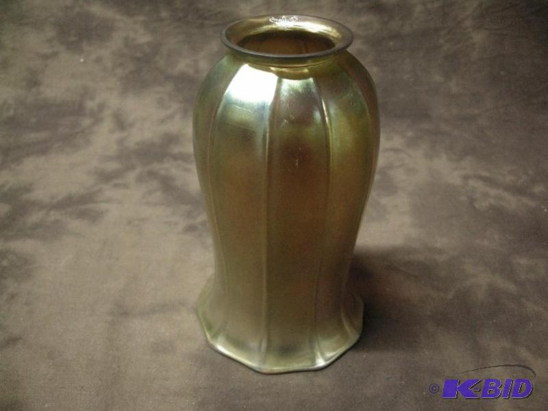 lot 153 image: Steuben art glass lampshade