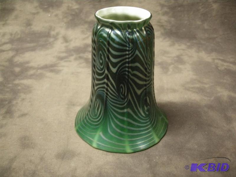 lot 154 image: Steuben art glass lamp shade