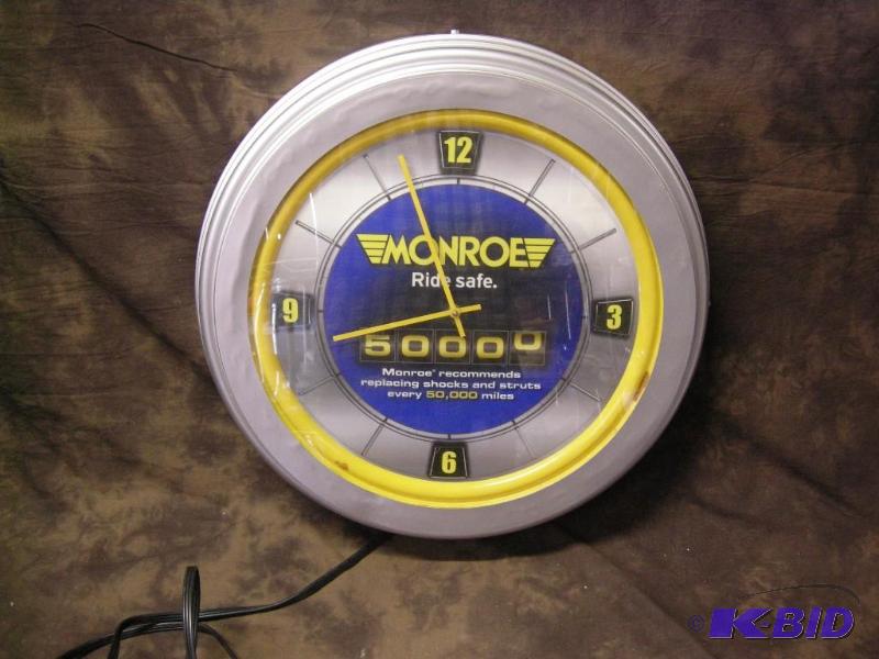 lot 175 image: Monroe plastic light up clock