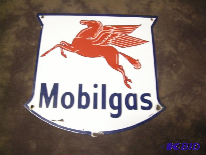 lot 198 image: Vintage Mobilgas 1952 EnamelPorcelain sign