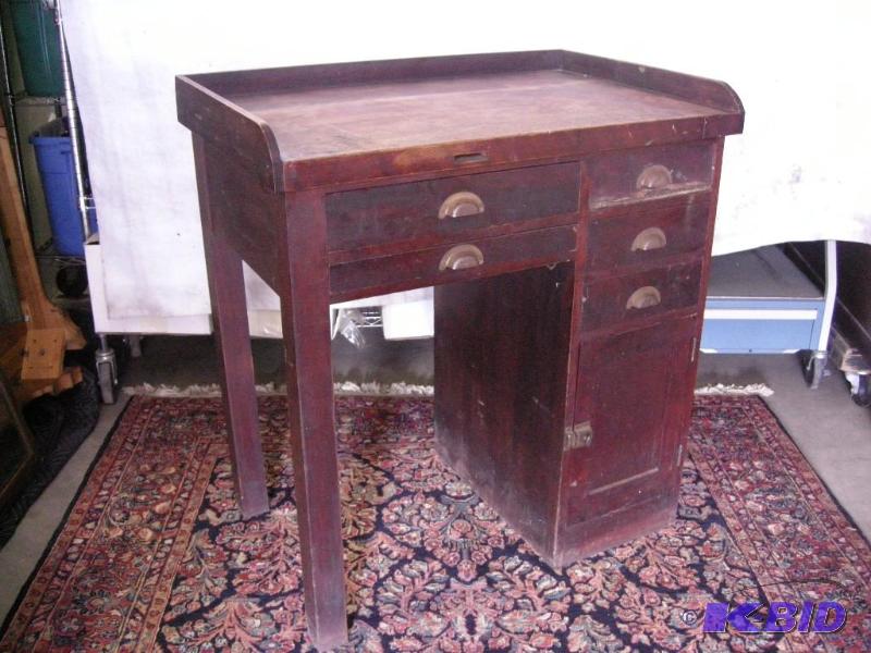 lot 22 image: Antique watchclock makersrepair desk