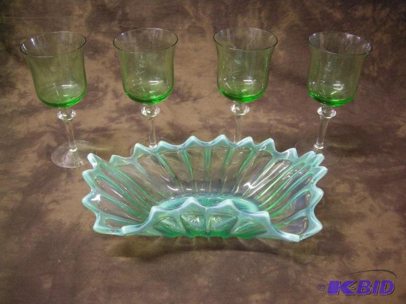 lot 225 image: Green vaselineopalescent glass 12 bowl and 4 green glasses