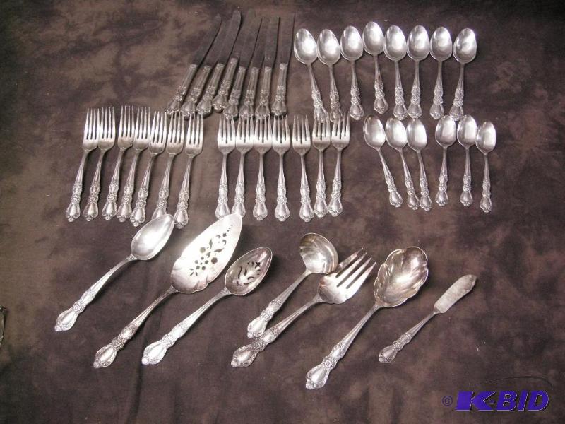 lot 257 image: 1847 Rogers Bros IS Heritage silver plate flatware