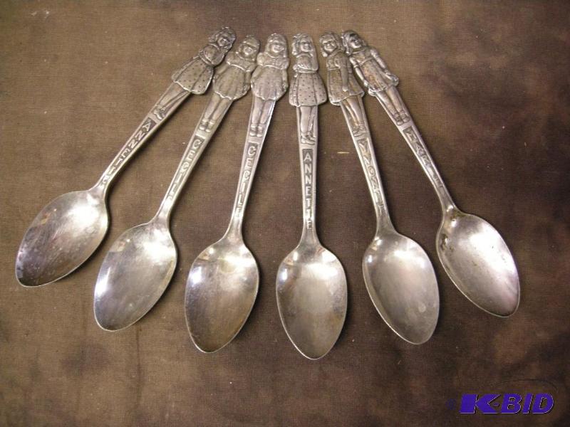 lot 259 image: 6 Carlton silverplate character spoons