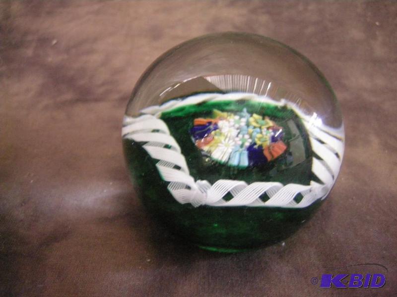 lot 265 image: Glass paperweight