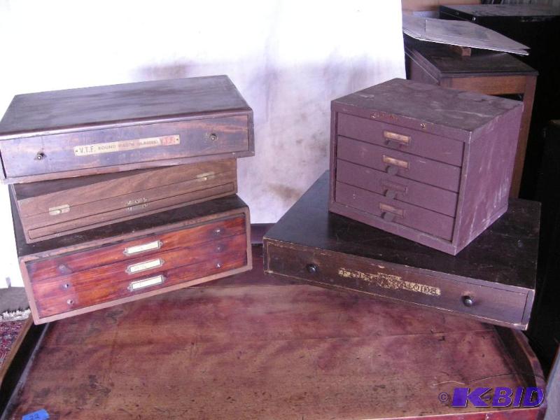 lot 29 image: Group of watchclock crystal cabinetorganizer cases