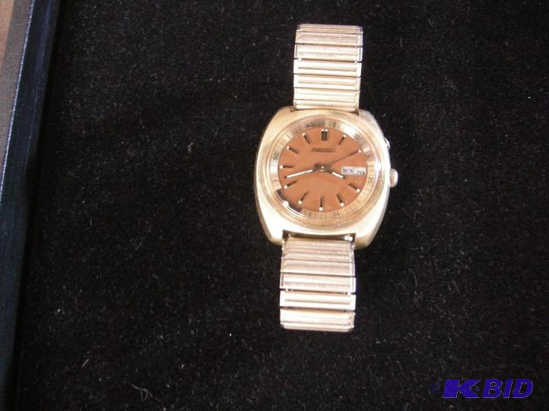 lot 322 image: Vintage Seiko Japan alarm wristwatch