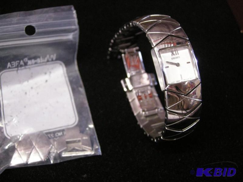 lot 330 image: Womens Seiko Japan wristwatch