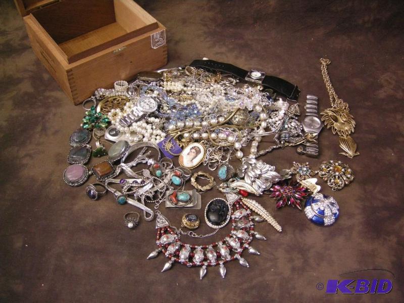 lot 335 image: Jewelry lot