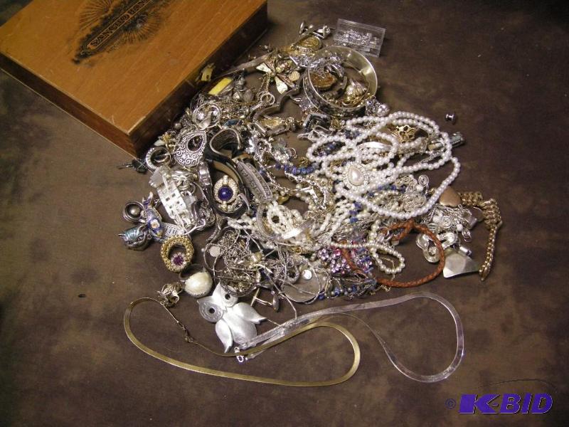 lot 354 image: Vintage jewelry lot