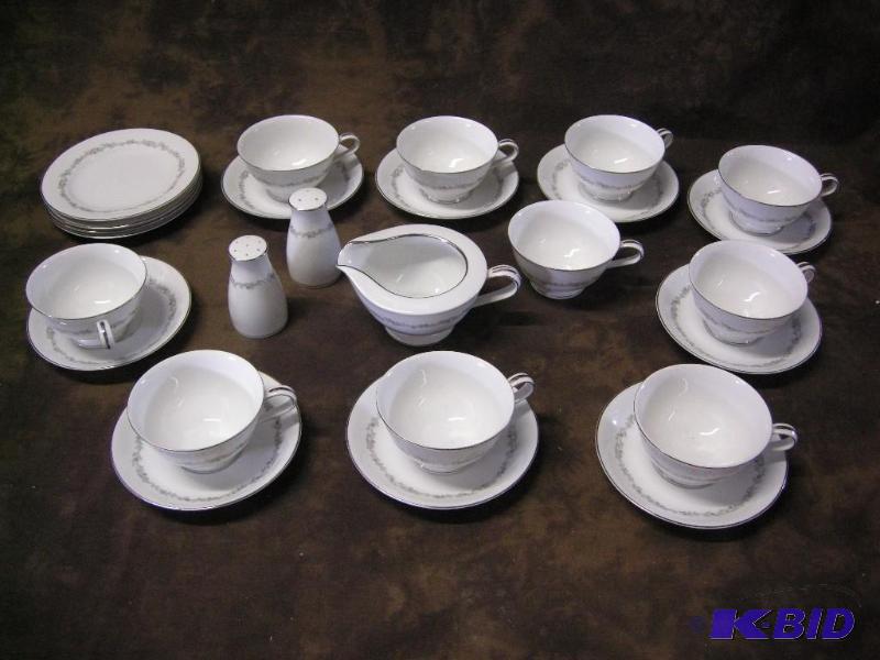 lot 373 image: Noritake China Crestmont partial set