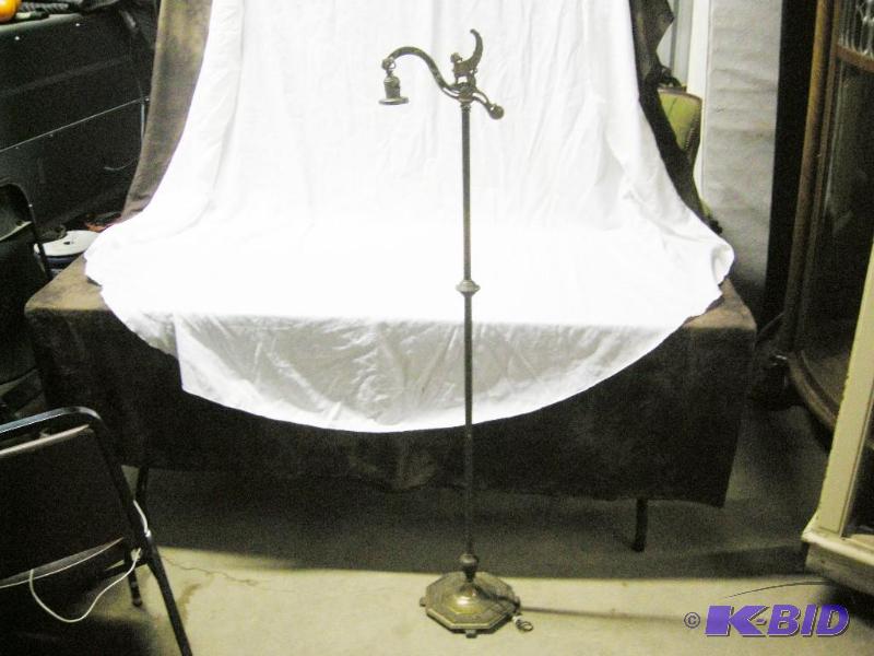 lot 39 image: Antique iron deco bridgefloor lamp