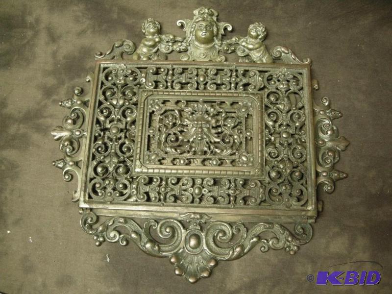 lot 442 image: Victorian 1800s bronze holder