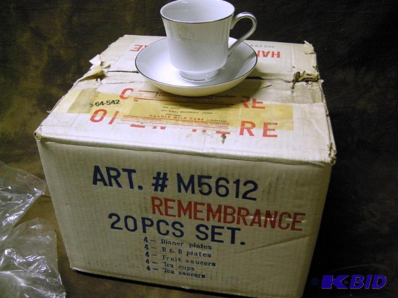 lot 463 image: Fashion Royale Fine China Remembrance 20 pc set
