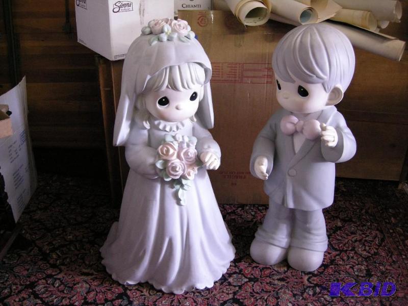 lot 489 image: Precious Moments Wedding Couple store display