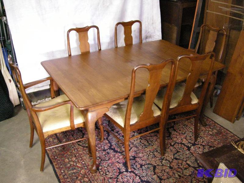 lot 537 image: Vintage dining room table and 6 chairs