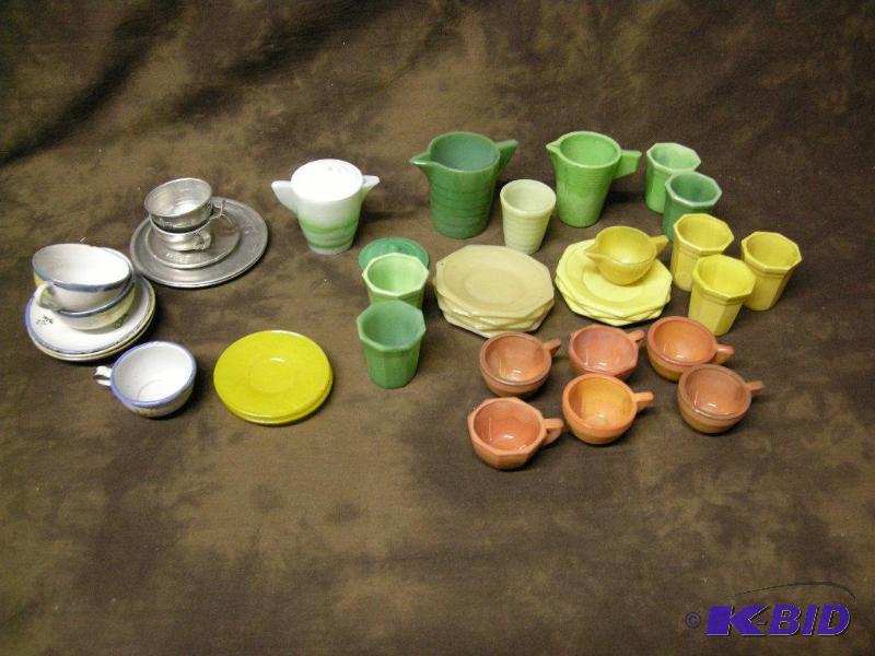 lot 558 image: Akro agate childrens tea set pieces, plus others