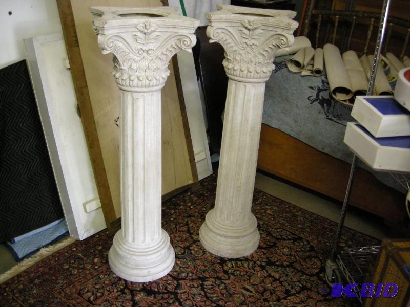 lot 564 image: 2 Faux columns
