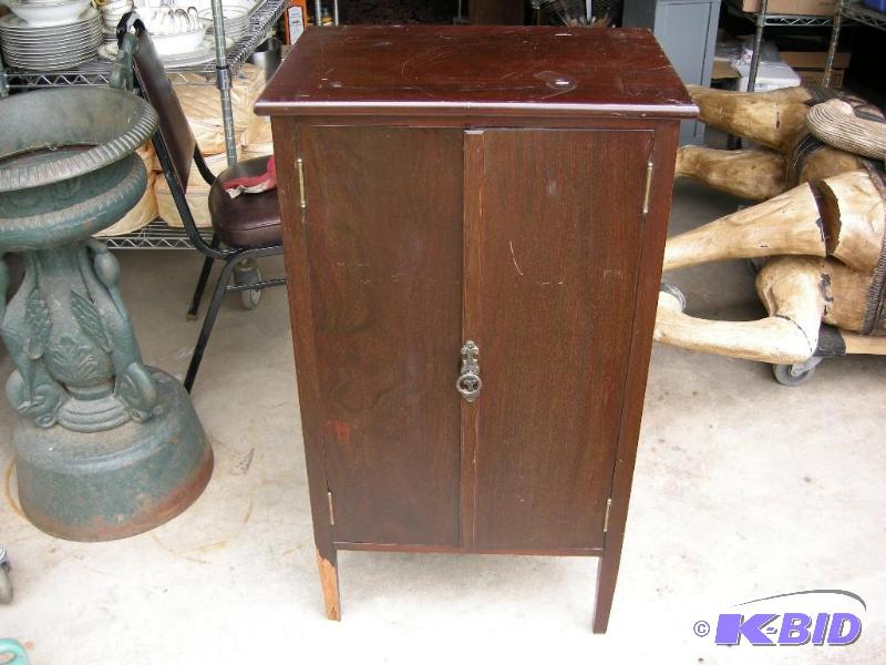 lot 565 image: Vintage wooden cabinet