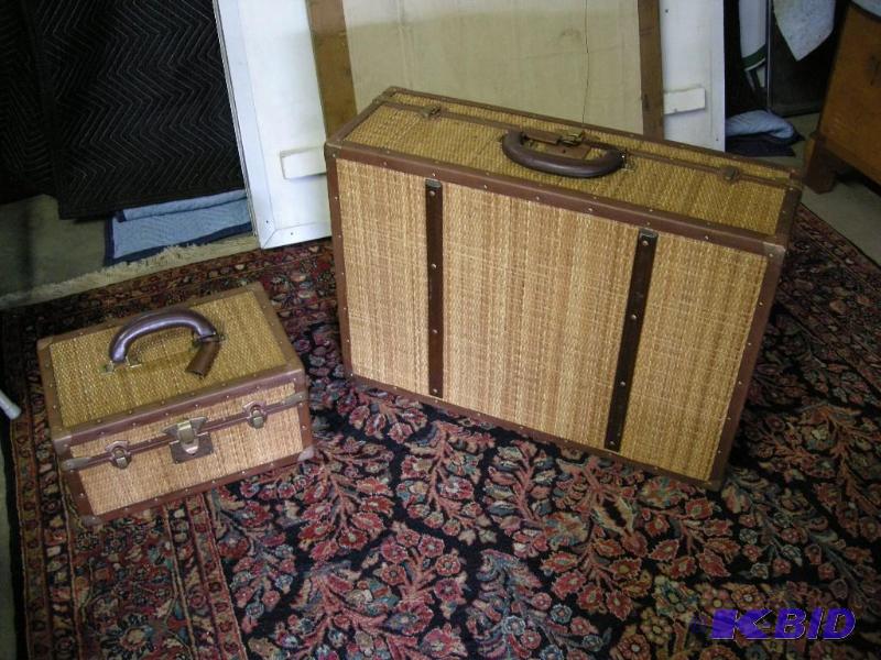 lot 566 image: Vintage suitcaseluggage set