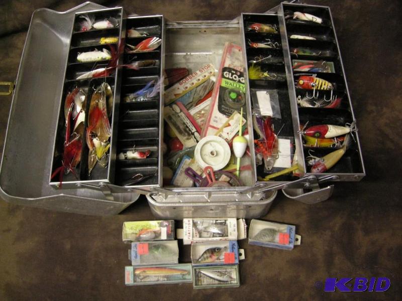 lot 572 image: Vintage tackle box with many vintage lures