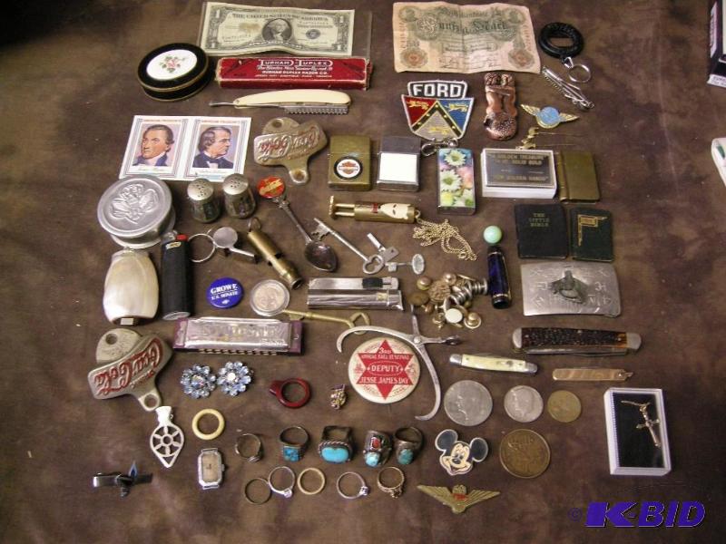 lot 658 image: Great cigar box full of vintage items