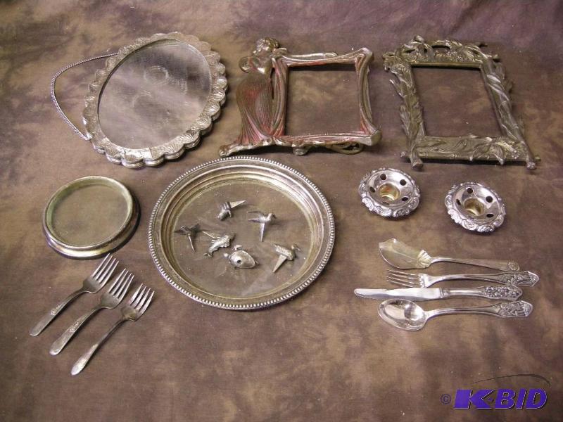 lot 663 image: Vintage metal items