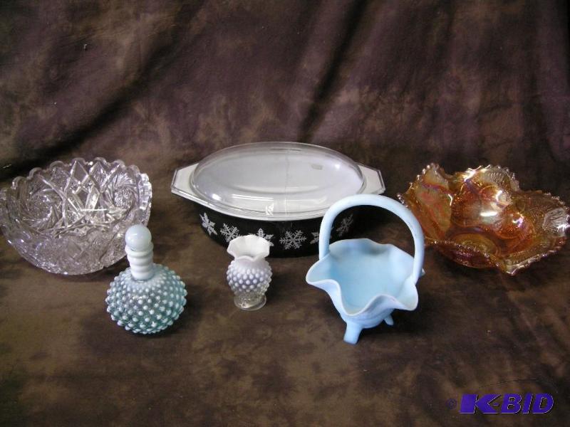 lot 664 image: Vintage glass