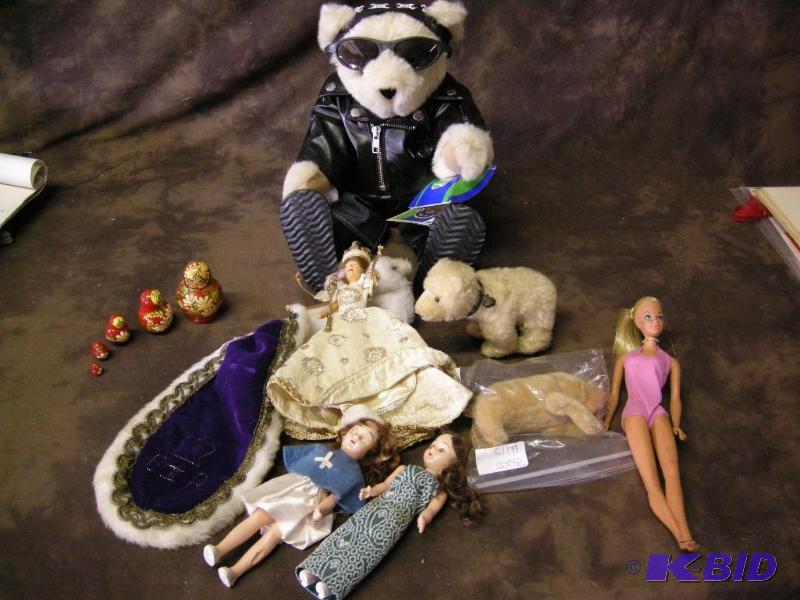 lot 665 image: Vintage dolls, animals, Vermont Teddy Bear