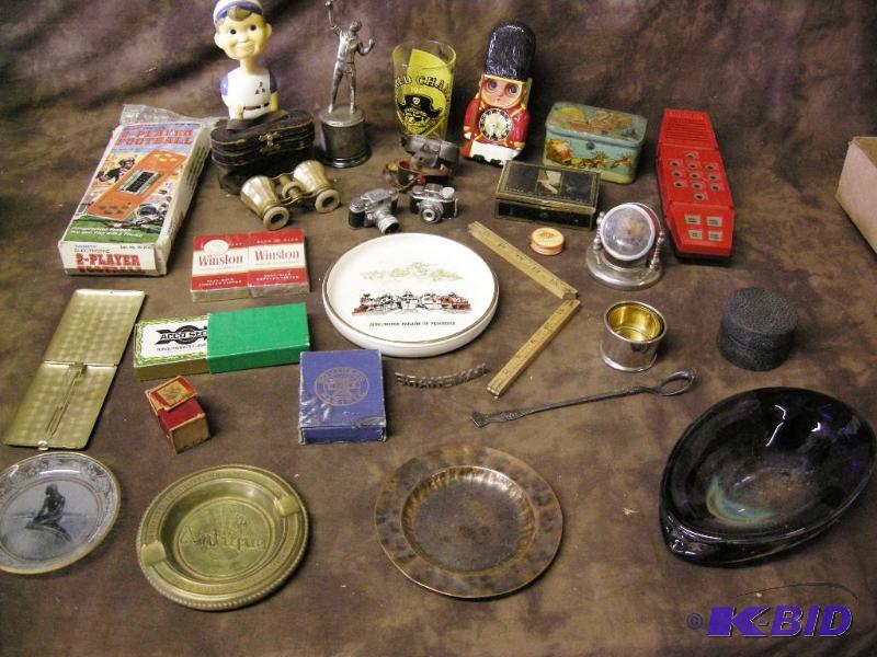 lot 671 image: Great group of vintage collectable items