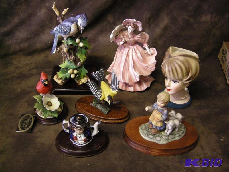 lot 672 image: Porcelainceramic figures