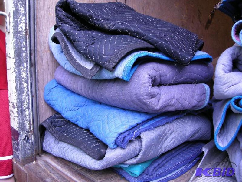 lot 680 image: 8 furniture packing blankets